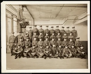 Ritratto di gruppo di autisti e fattorini in uniforme per la Carolyn Laundry al 111 East 128th Street, East Harlem, New York, 1928
